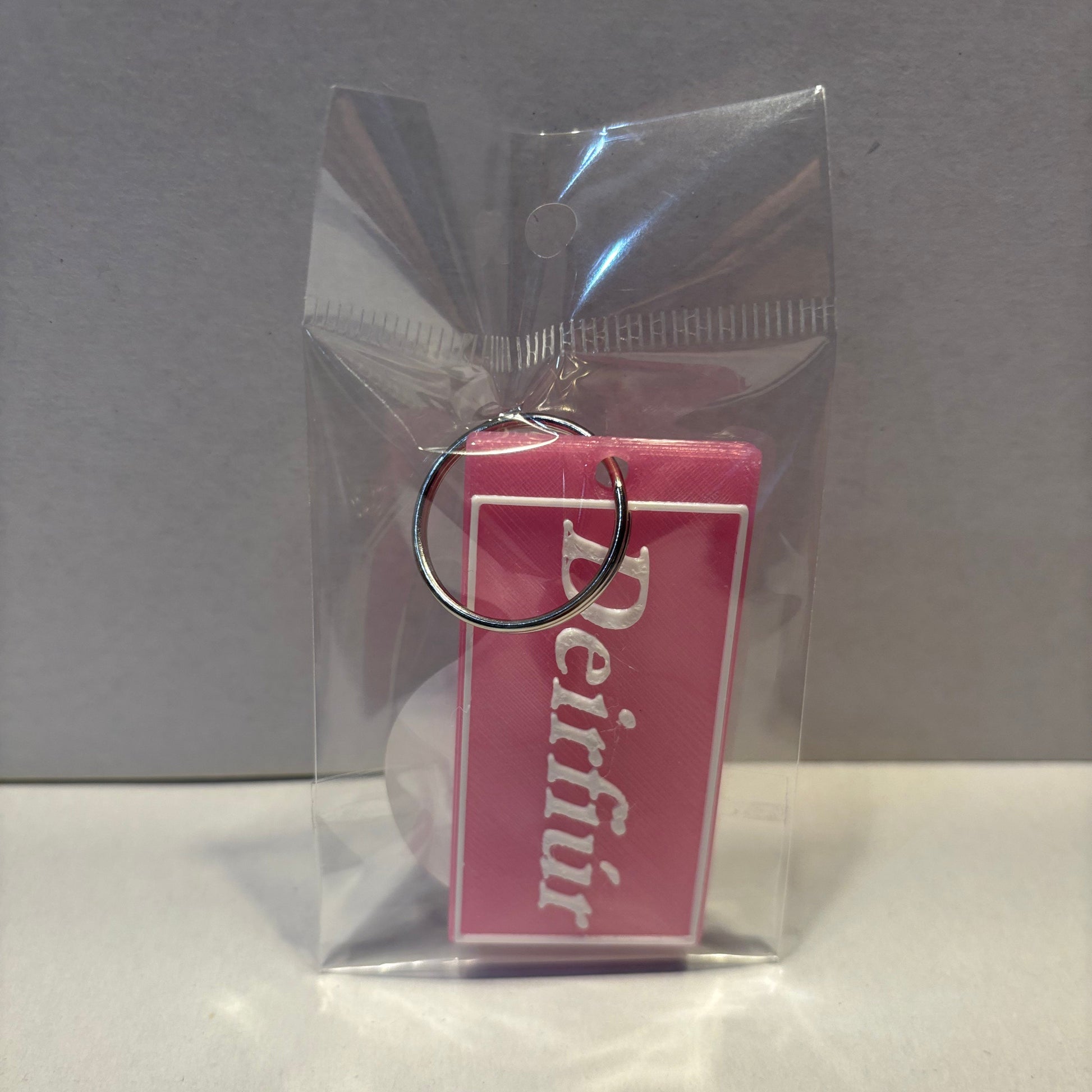 Irish Relatives Keyring - Deirfiúr (Sister) - Front View Packaged